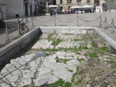 La dominazione romana � testimoniata anche dall'antico pavimento visibile in piazza del Ferrarese